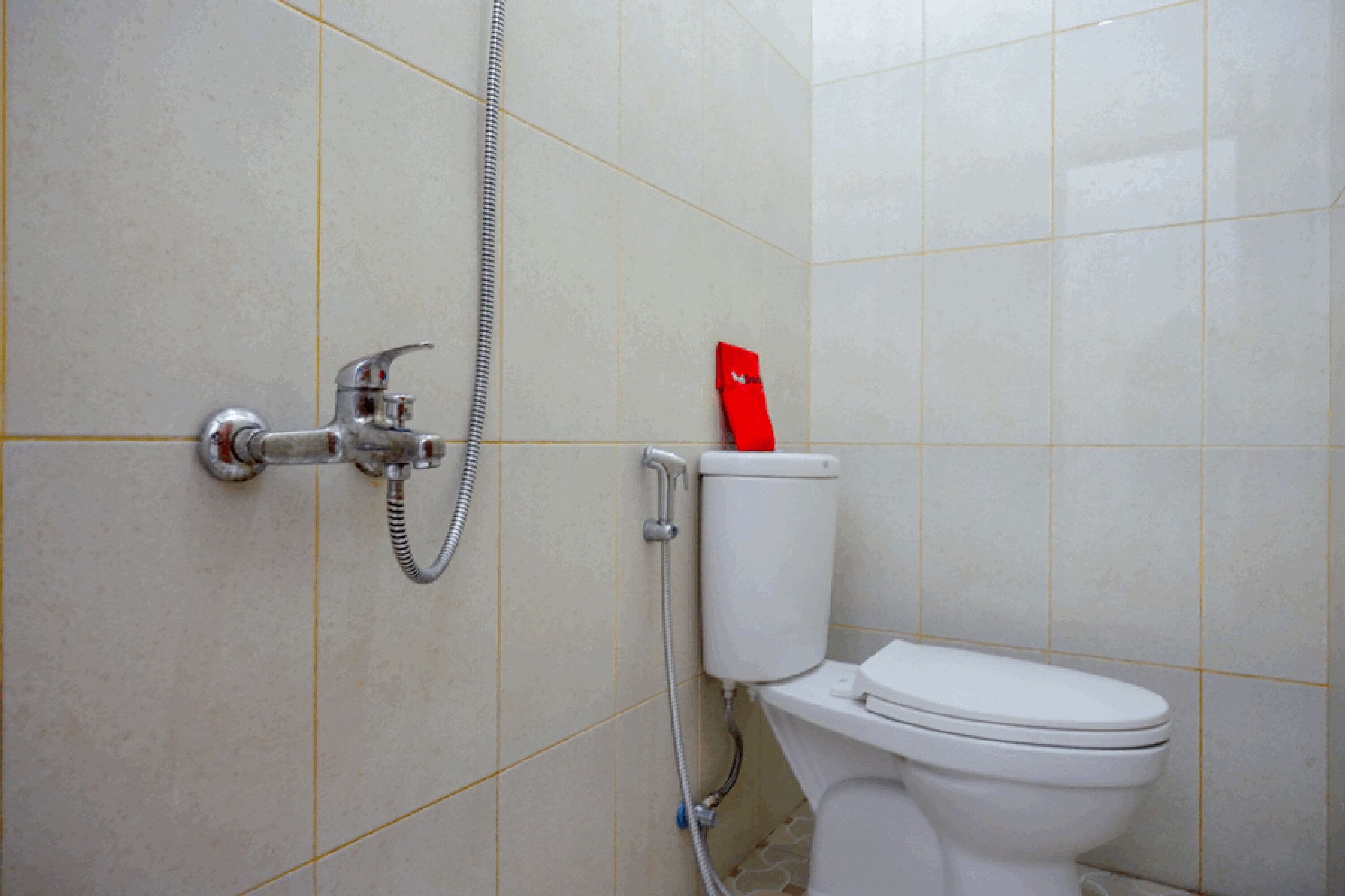 RedDoorz near Living Plaza Purwokerto