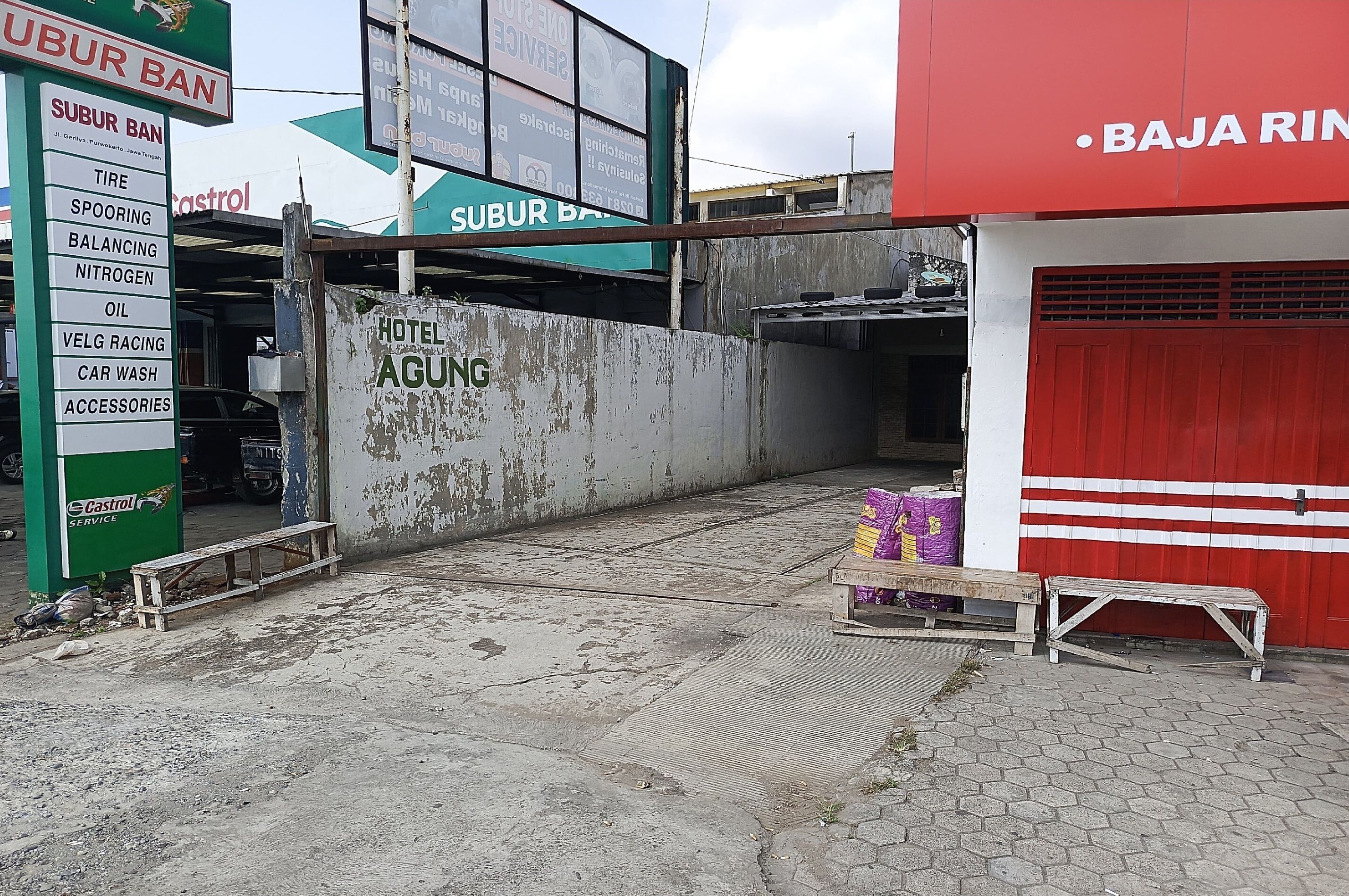 Spot On 94085 Hotel Agung