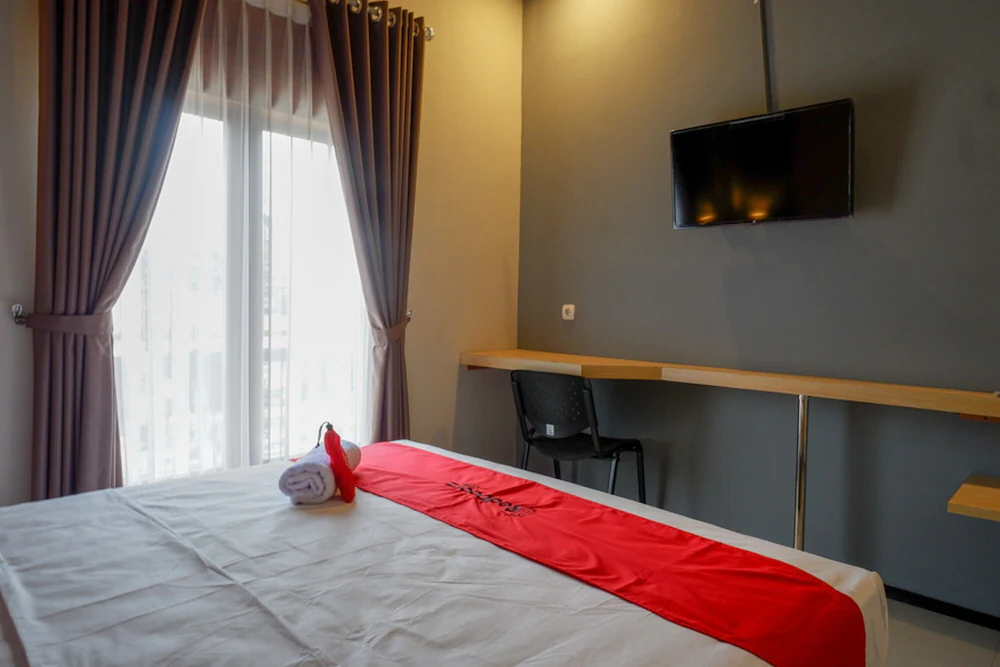 Hugo Suties by RedDoorz