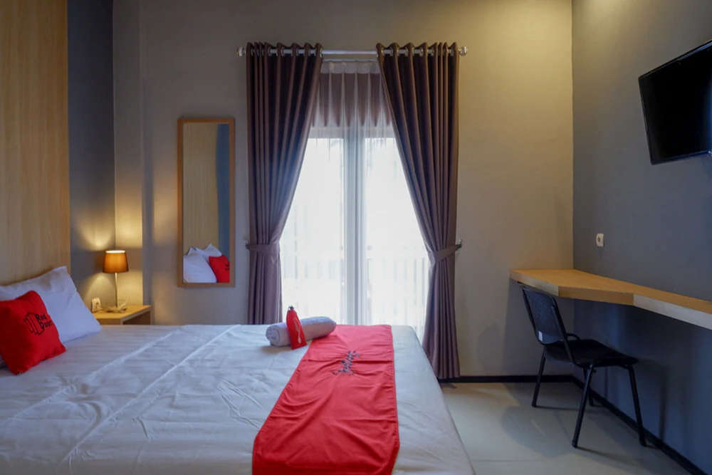 Hugo Suties by RedDoorz