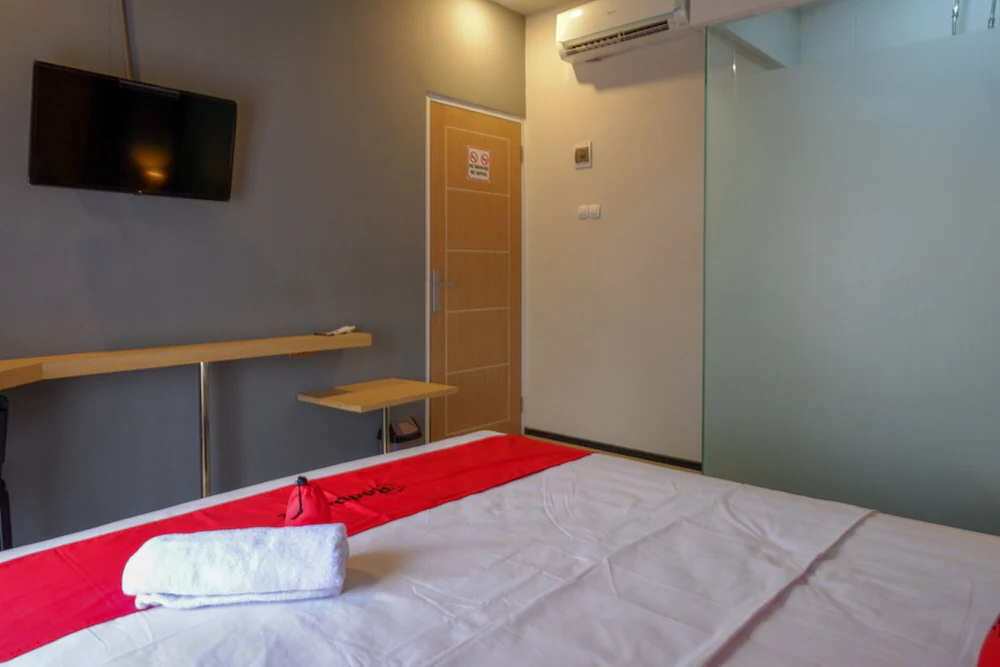 Hugo Suties by RedDoorz