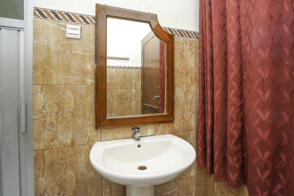 Hotel Madinah Syariah by OYO Rooms