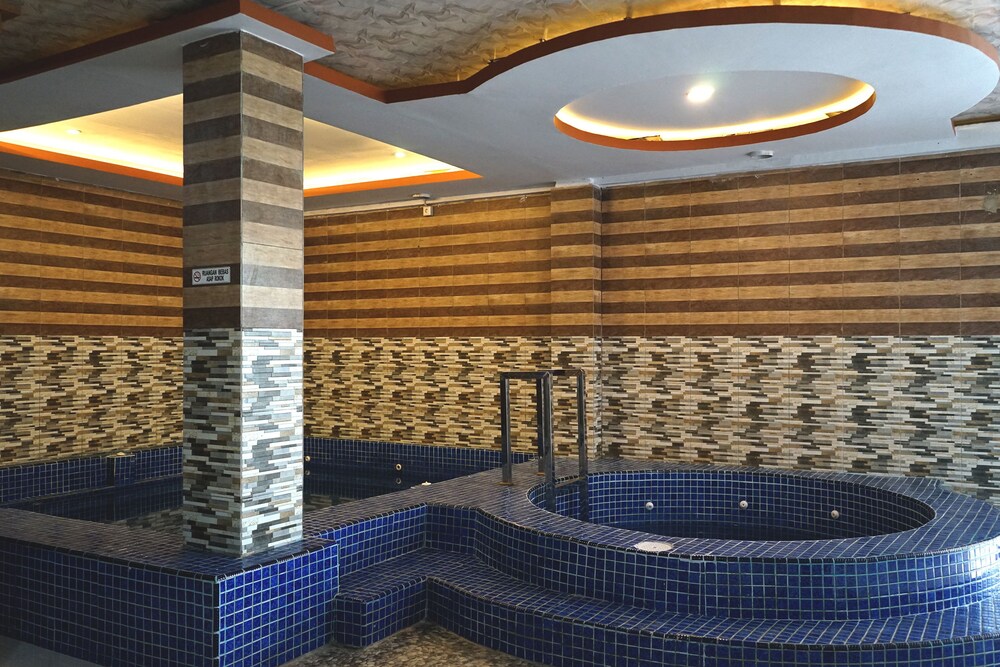 OYO 629 Grand Vella Hotel