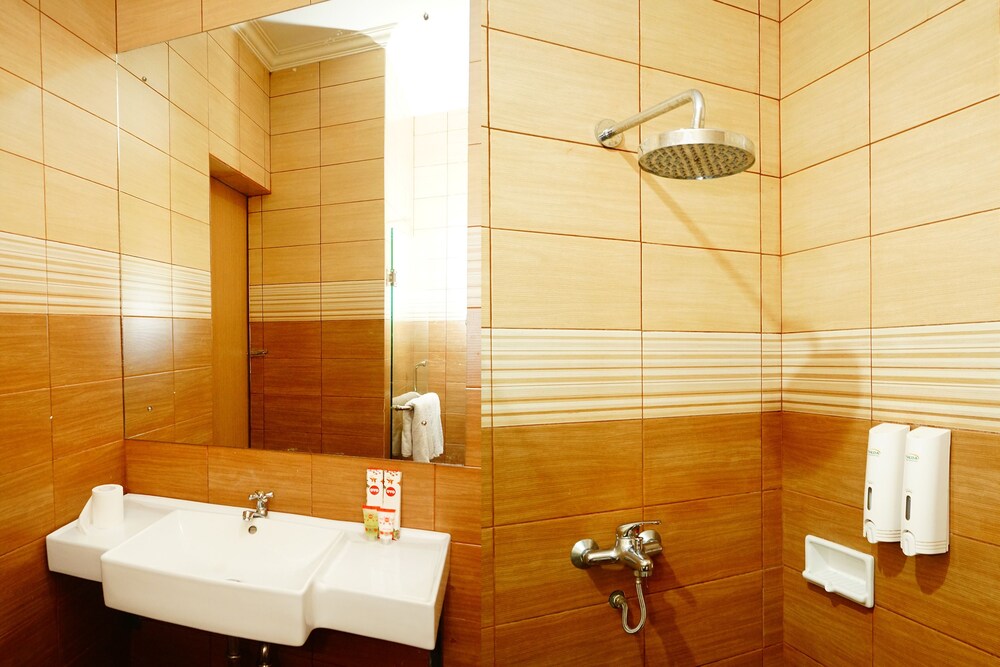OYO 629 Grand Vella Hotel