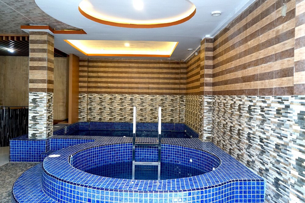 OYO 629 Grand Vella Hotel
