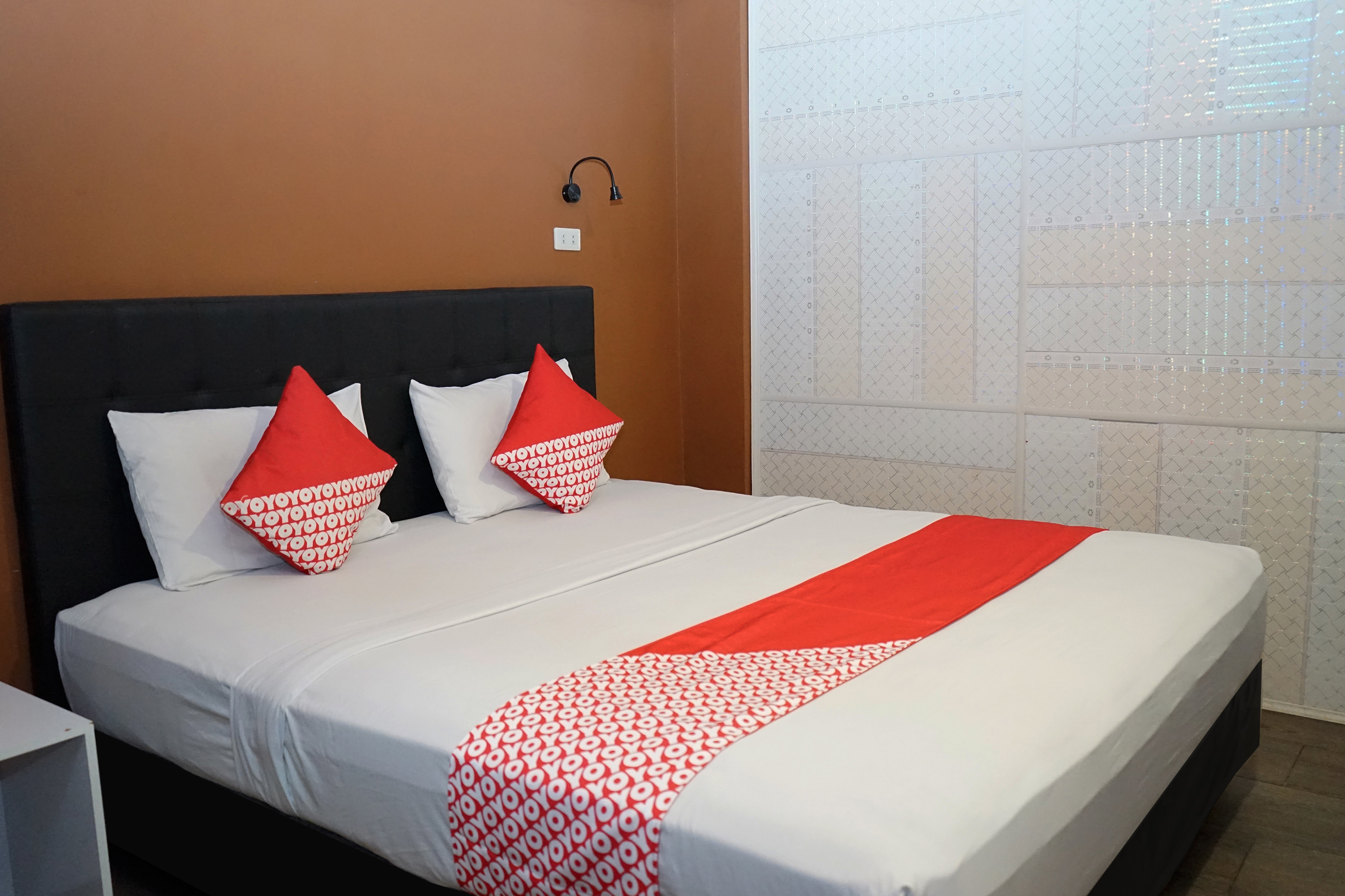 Ren'z Hotel BY OYO Rooms
