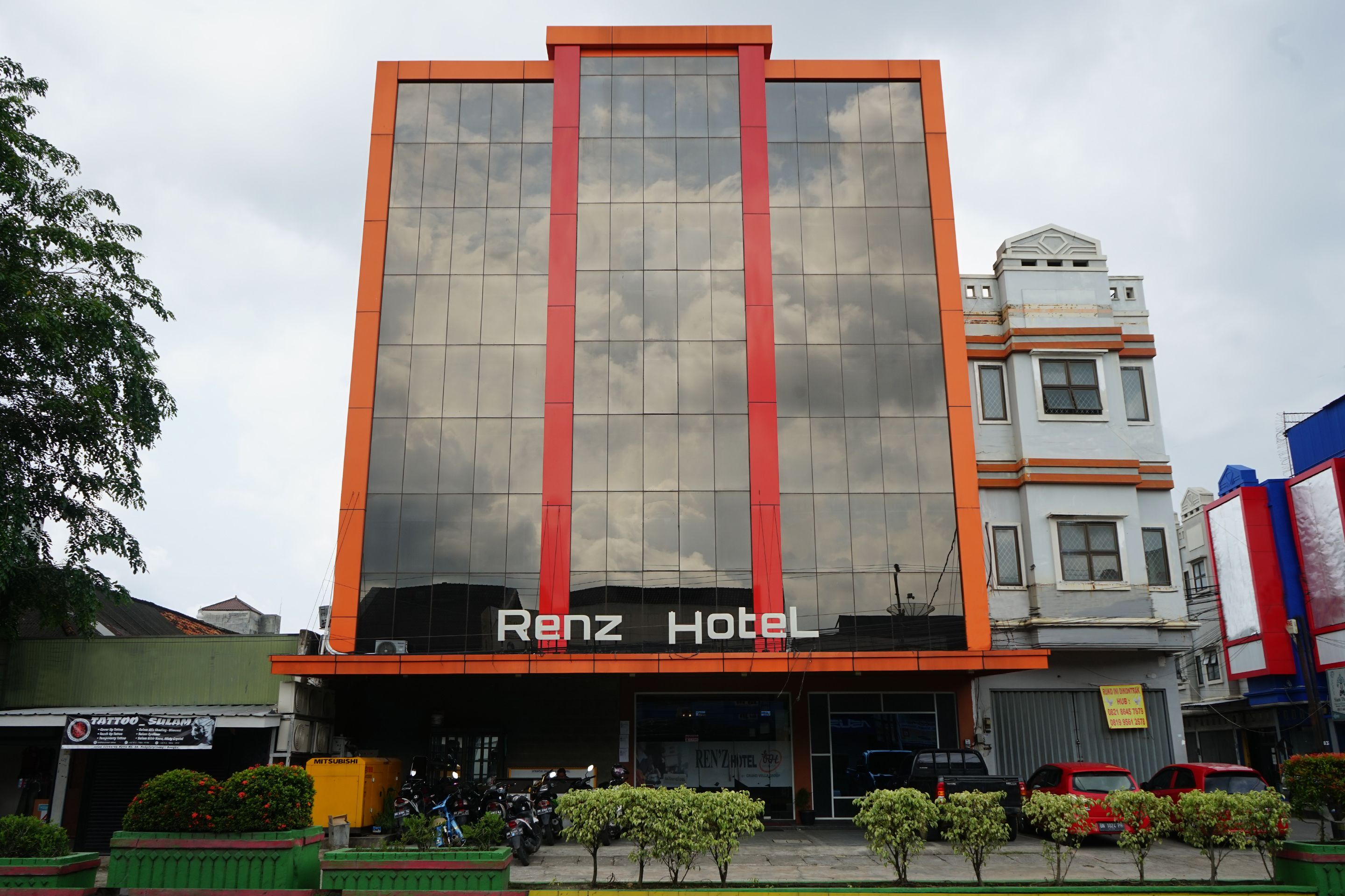 Ren'z Hotel BY OYO Rooms