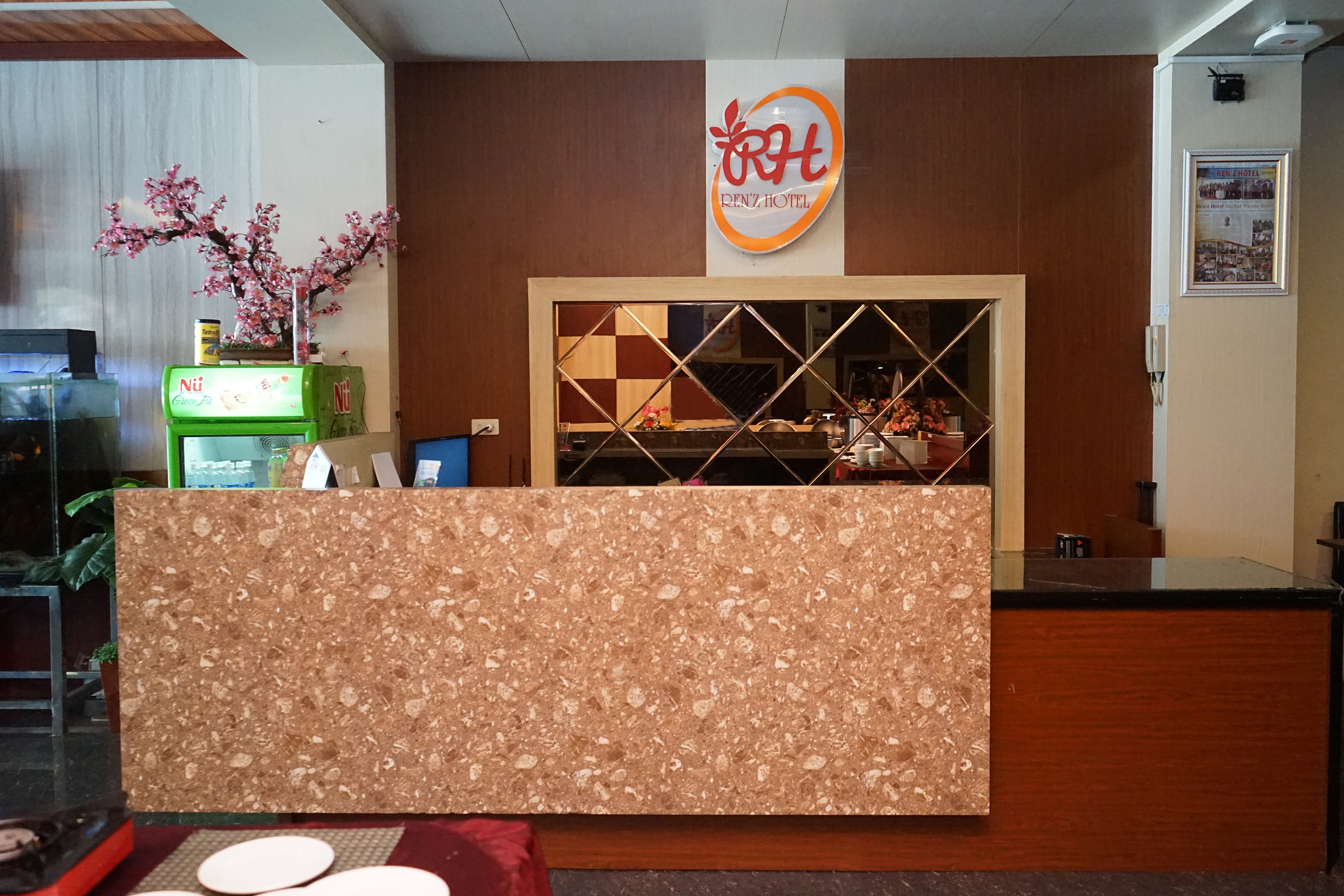 Ren'z Hotel BY OYO Rooms