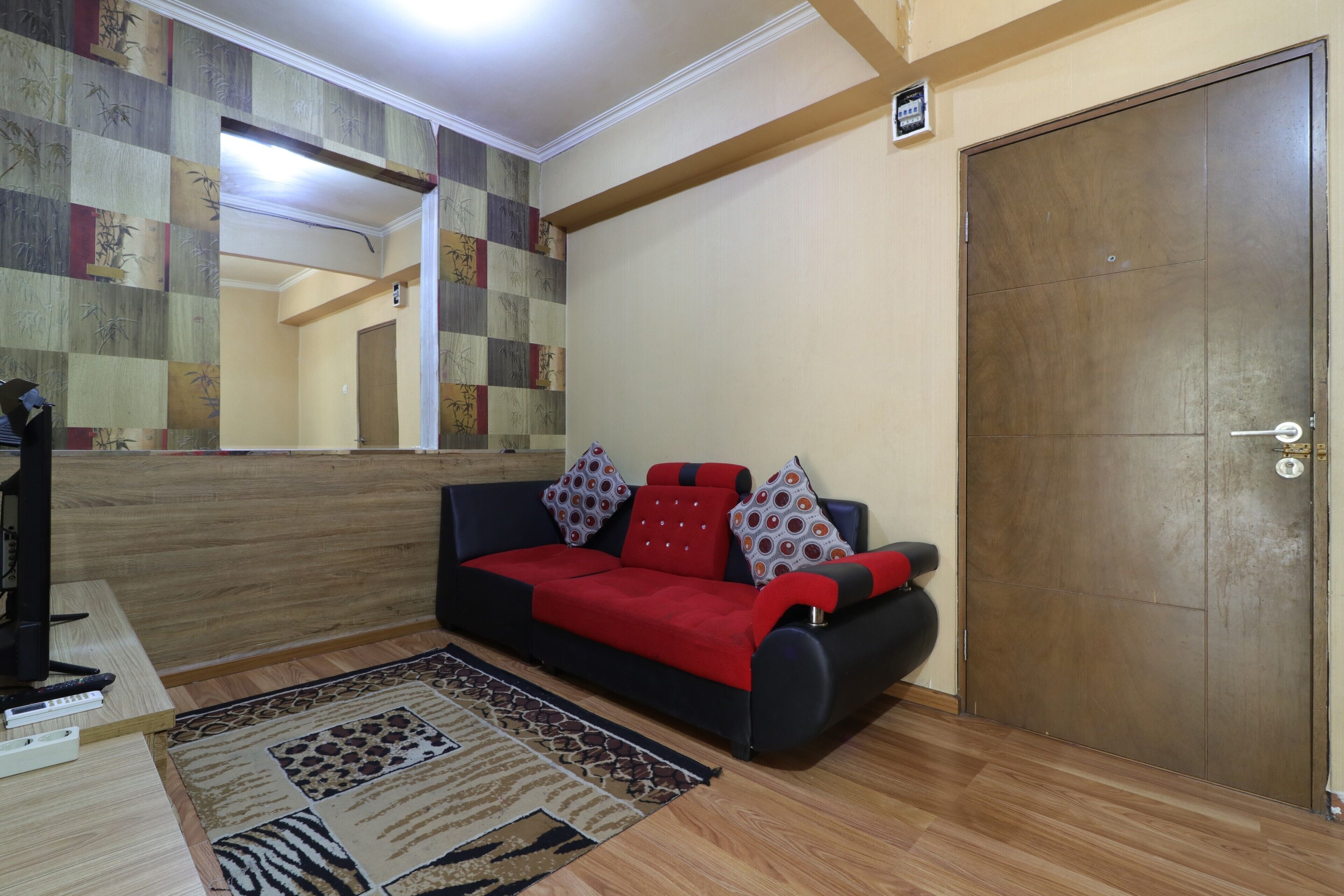 7 Point At Gateway Cicadas