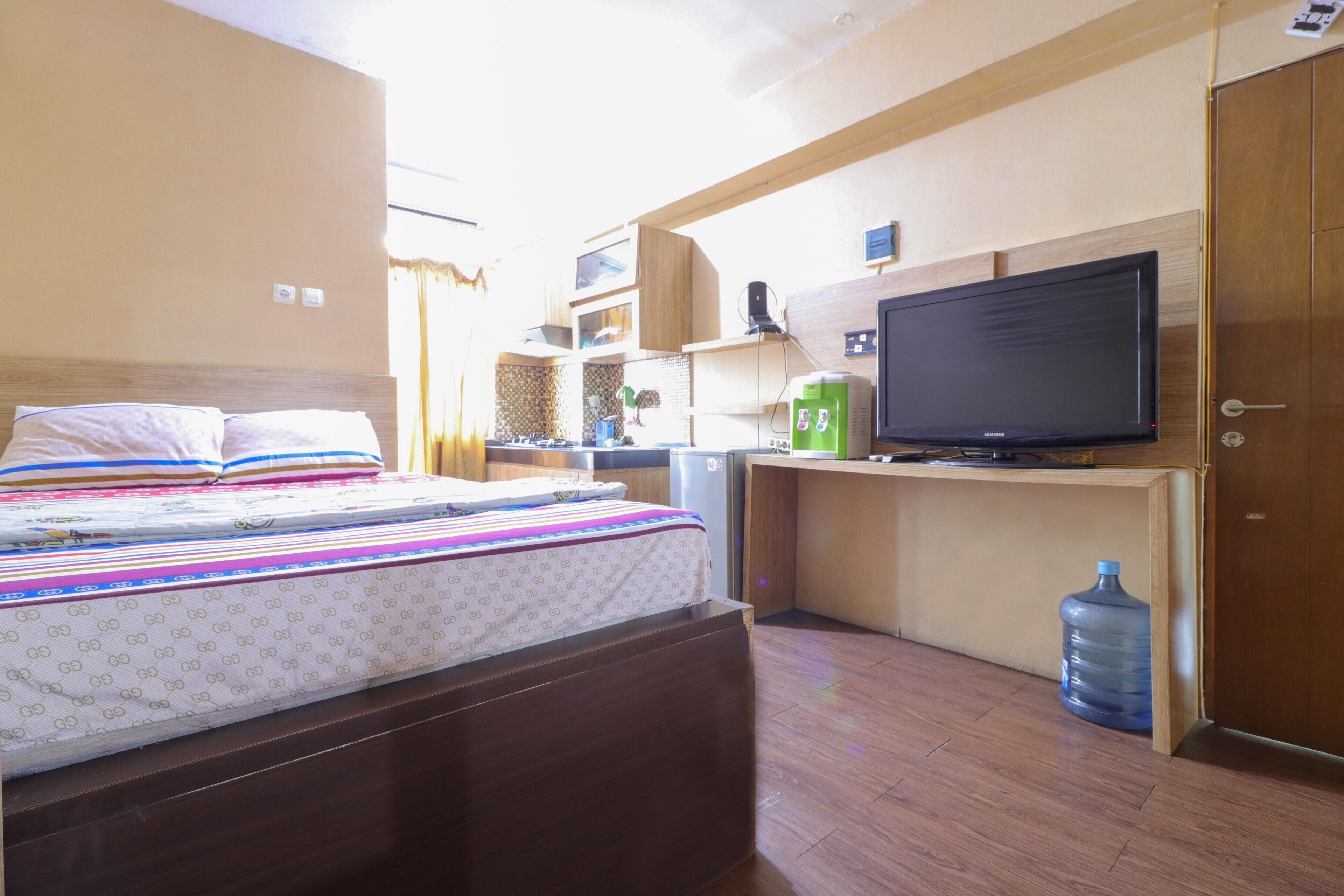 7 Point At Gateway Cicadas