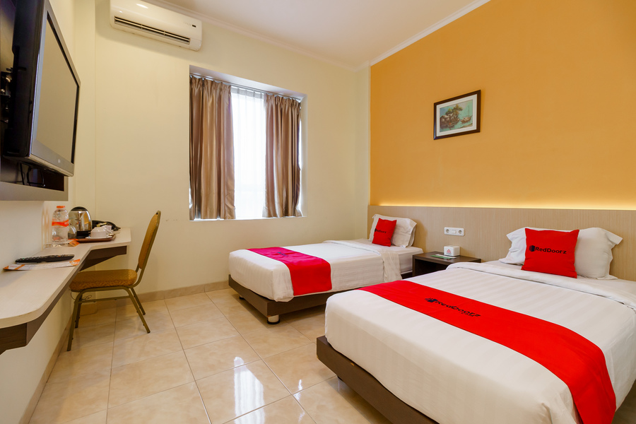 Hotel Alqueby Near Kiara Artha Park Mitra RedDoorz