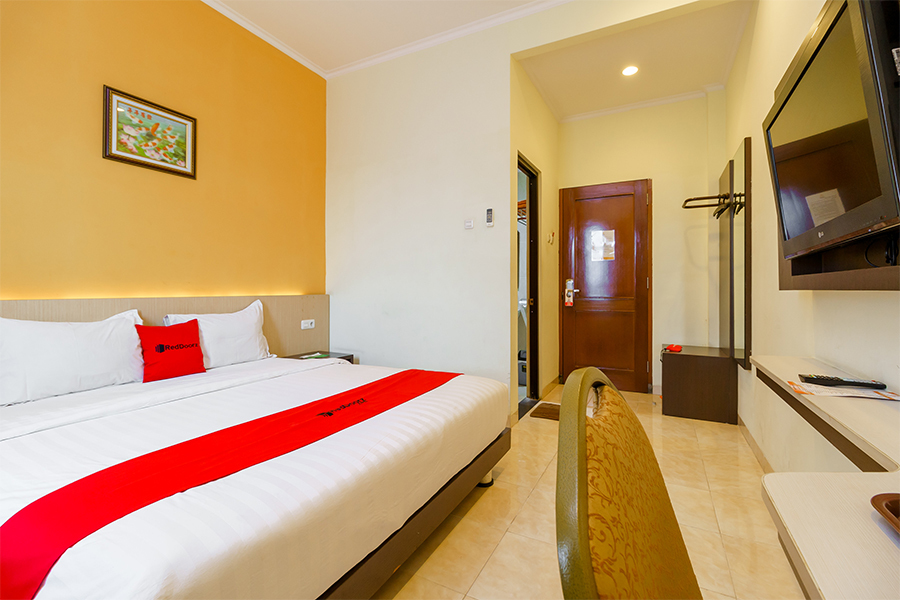 Hotel Alqueby Near Kiara Artha Park Mitra RedDoorz
