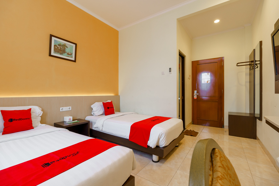 Hotel Alqueby Near Kiara Artha Park Mitra RedDoorz