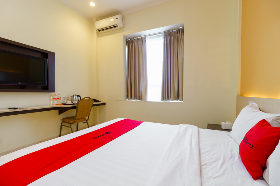 Hotel Alqueby Near Kiara Artha Park Mitra RedDoorz