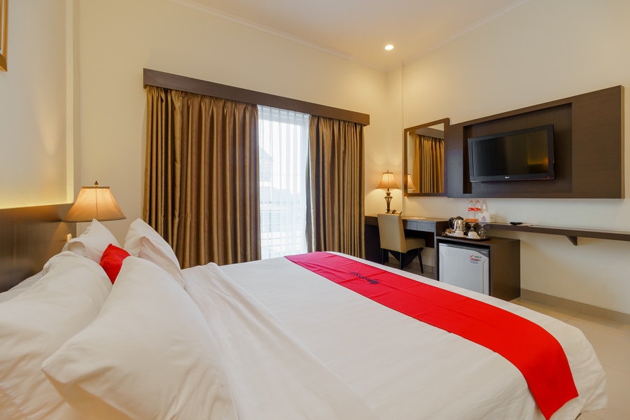 Hotel Alqueby Near Kiara Artha Park Mitra RedDoorz