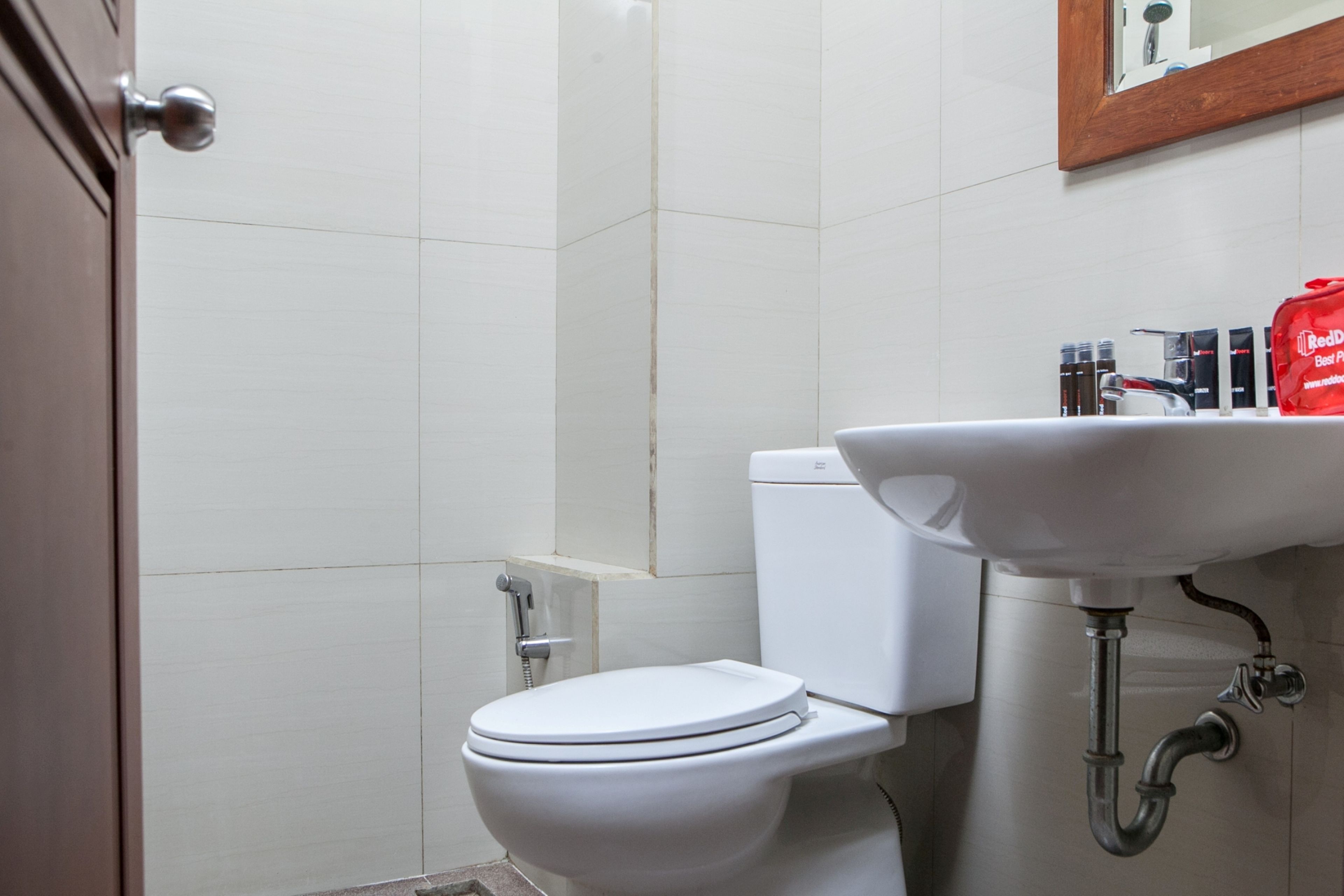 Amira Hotel by RedDoorz