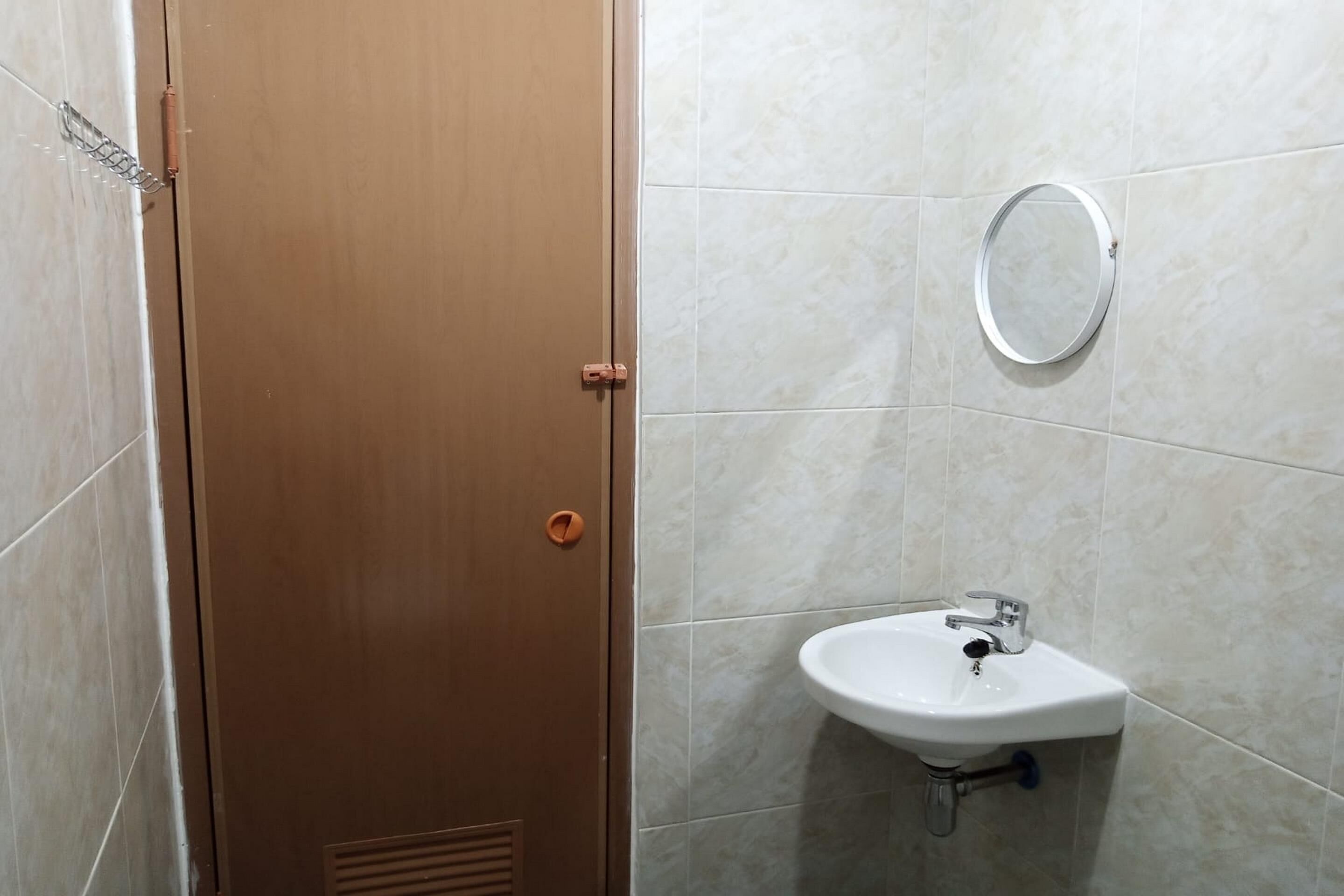 Capital O 93728 Guest House Cemara