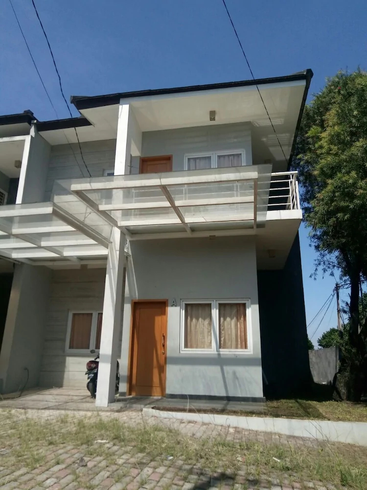De Sutami Pasteur Villa by HouseinBandung