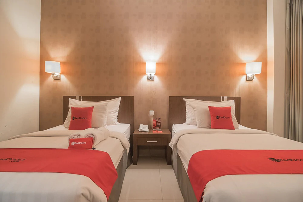 Naval Hotel By RedDoorz