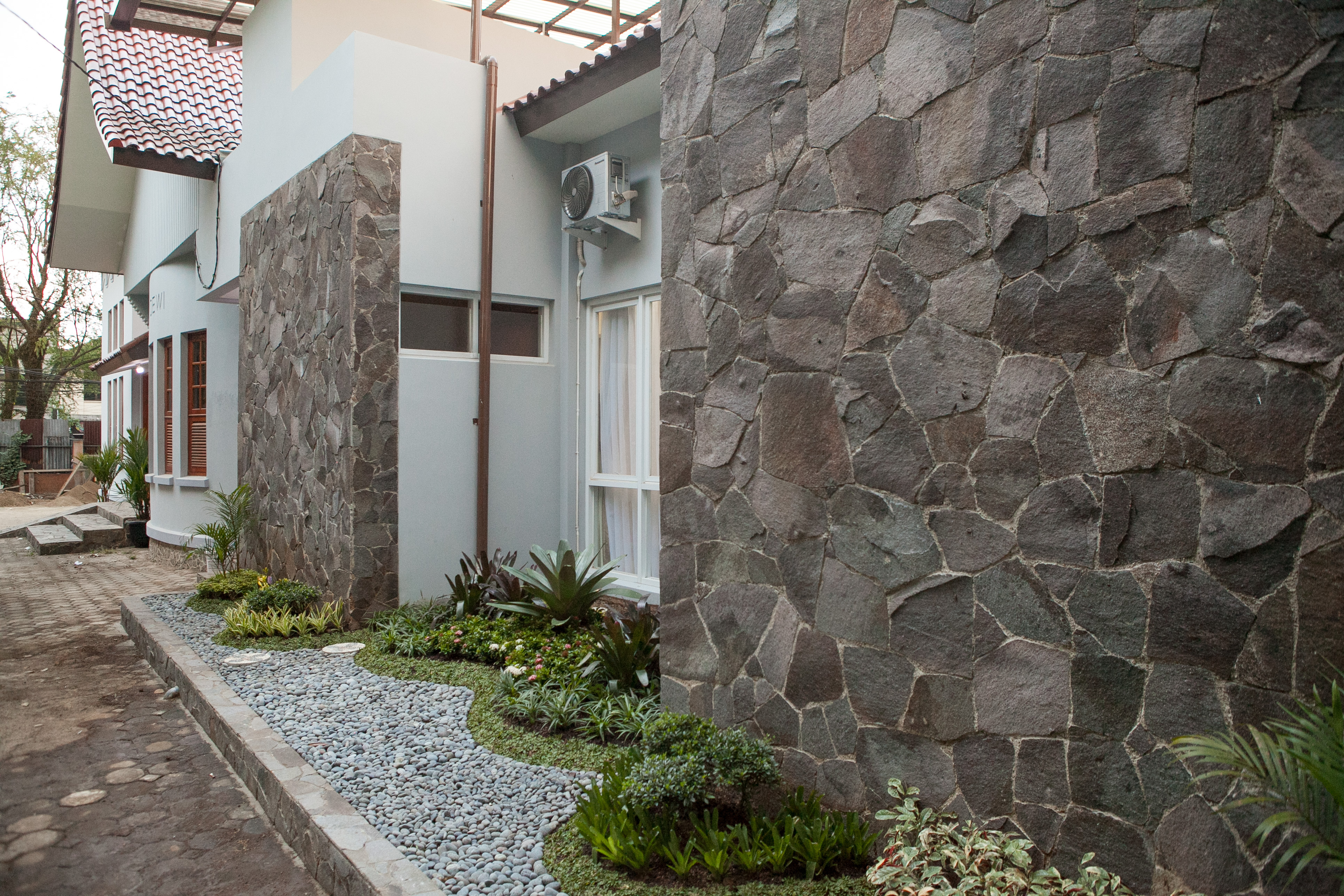 RedDoorz Plus Near Pasundan University