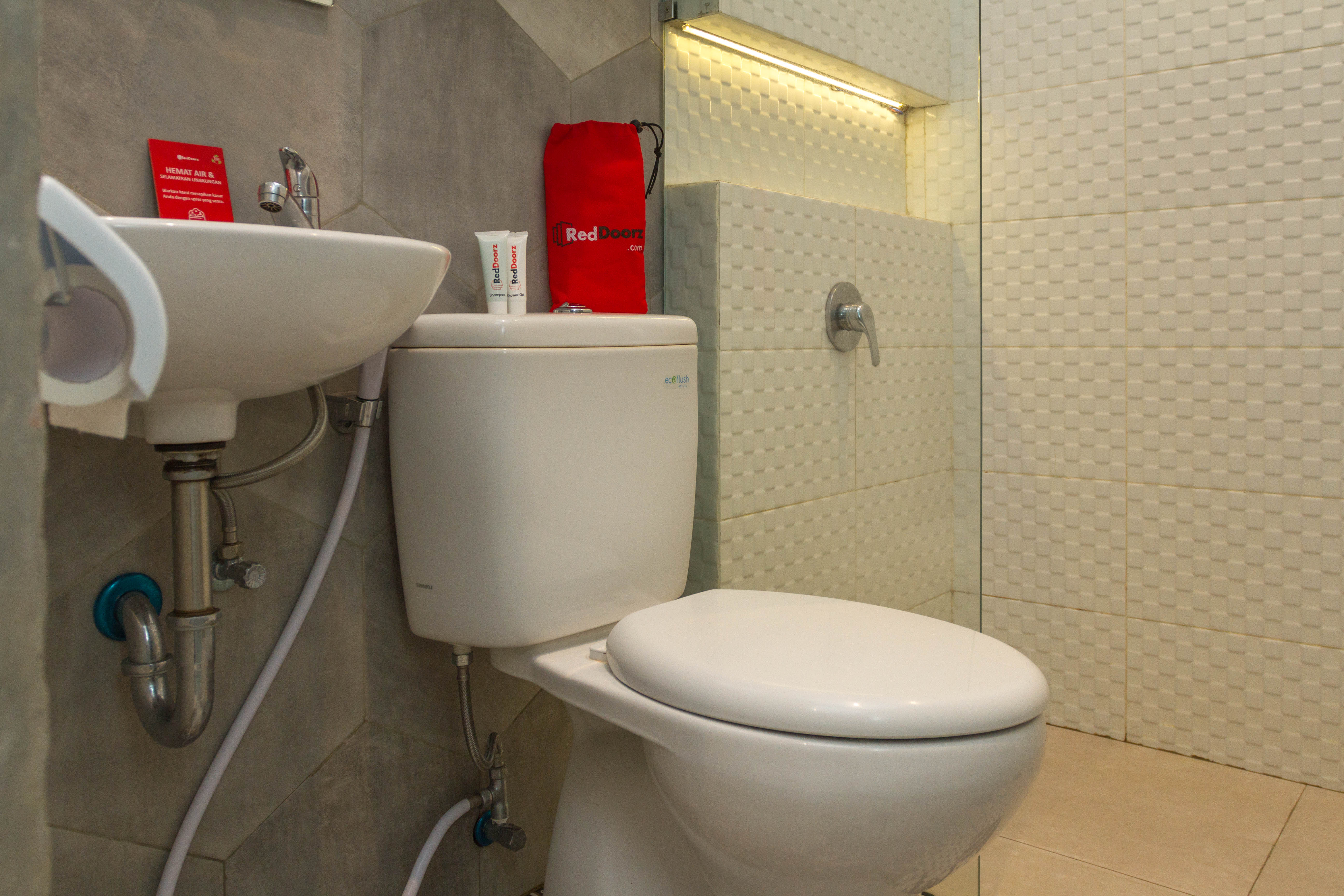 RedDoorz Premium @ Moh Toha