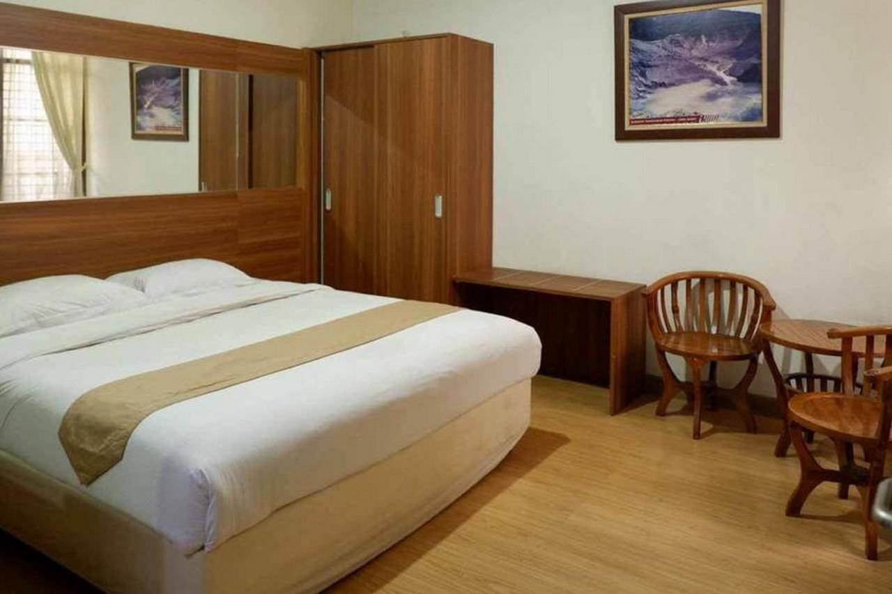 Rumah Tamu Guest House by Reddoors