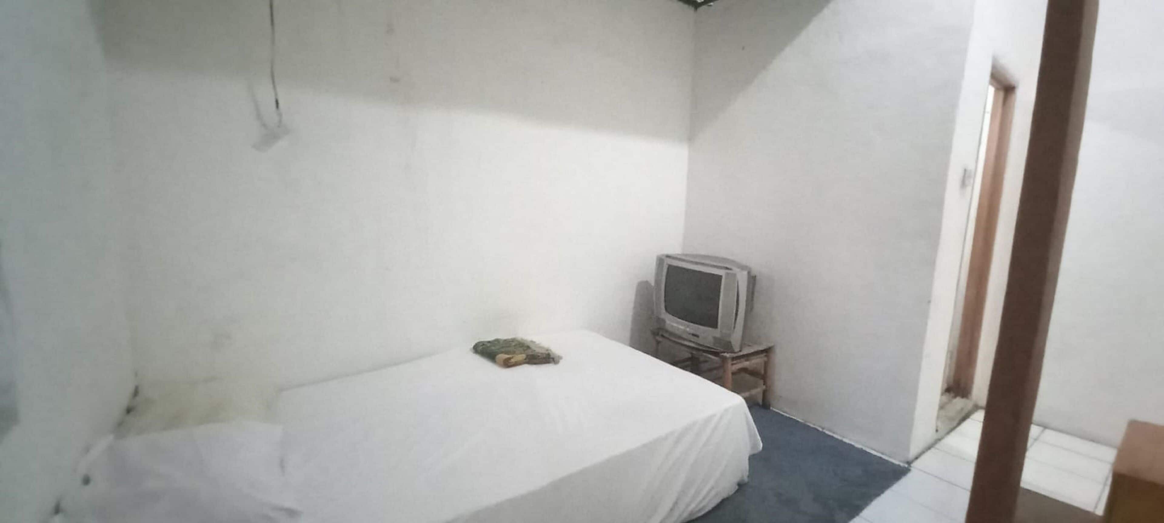 Spot On 93964 Guest House Pak Gatot 3