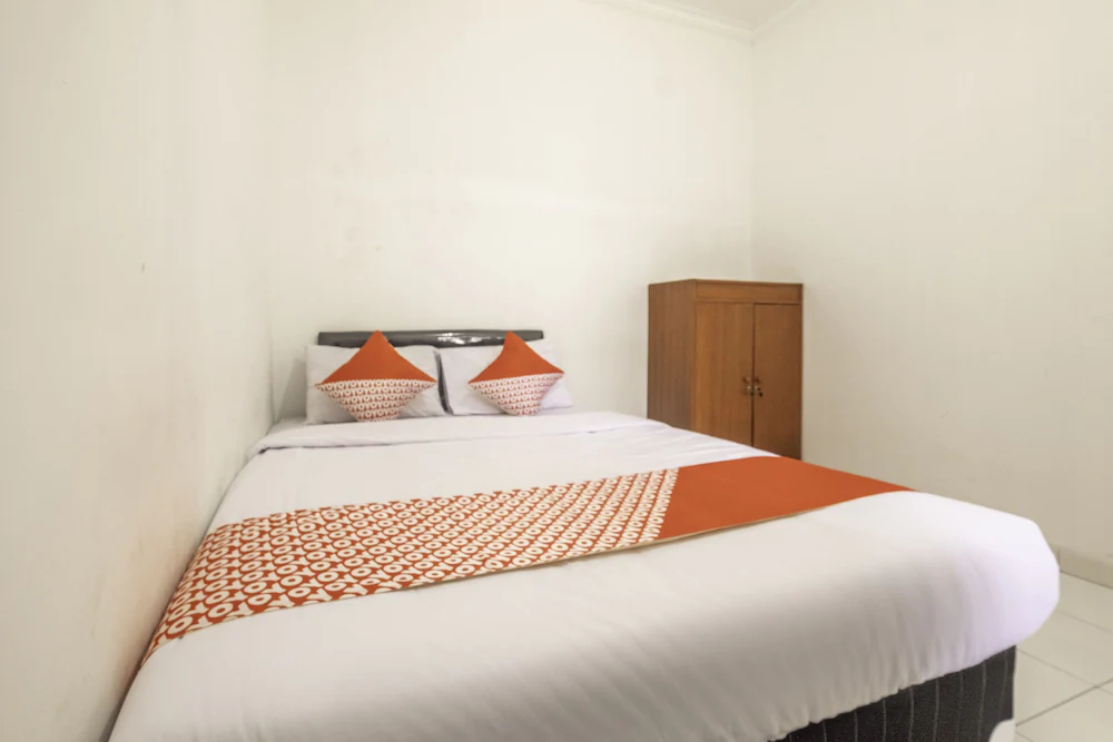 Sutanto Guest House by OYO Rooms