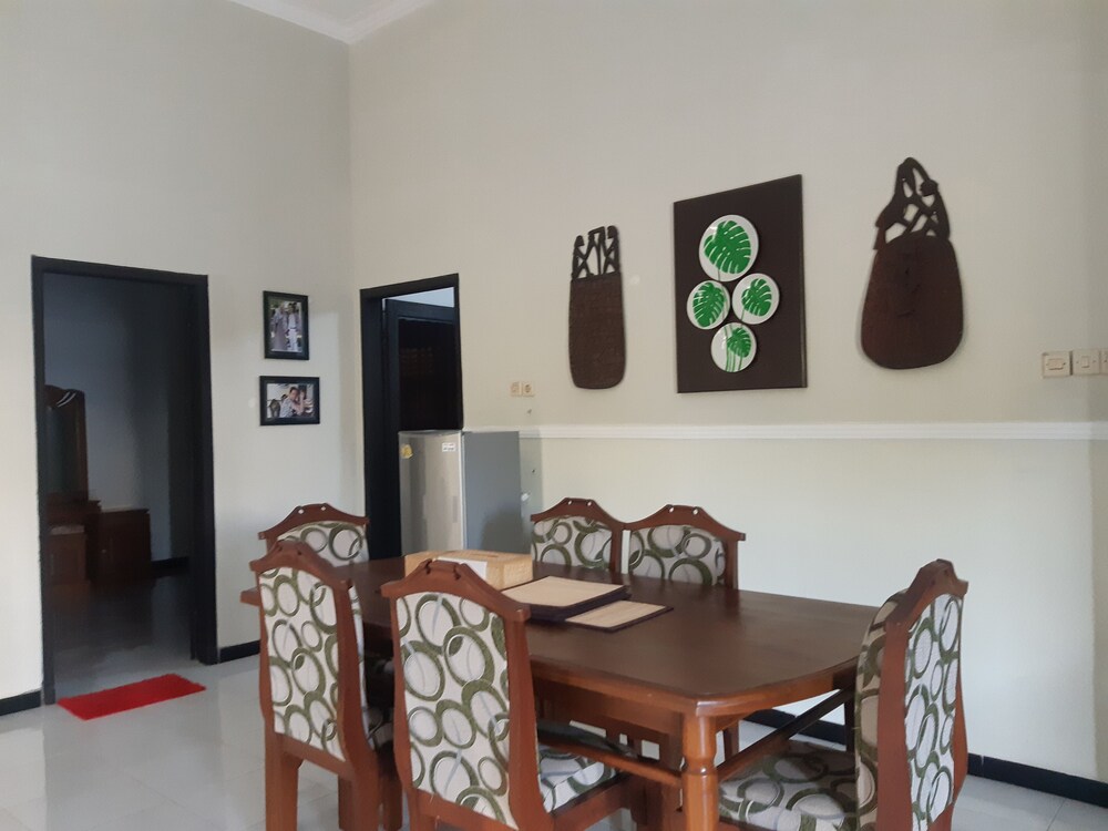 Godong Family House by OYO