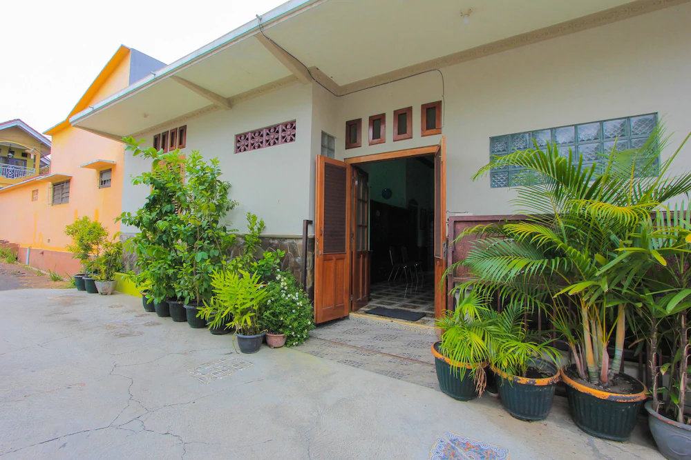 SPOT ON 2490 Griya Kencana Homestay