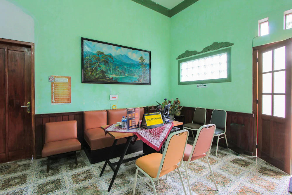 SPOT ON 2490 Griya Kencana Homestay