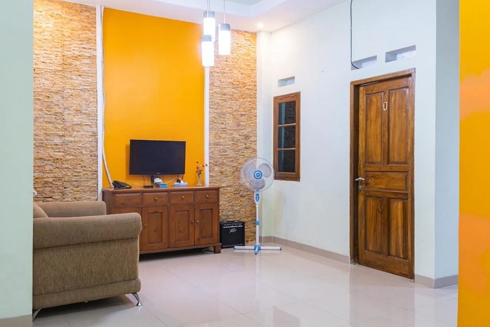 Guest House Kost and Kantin by RedDoorz