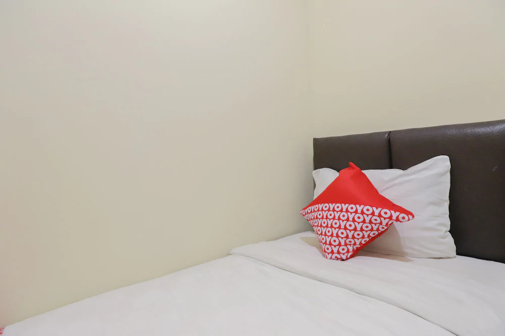 Lauv Room Grand Centerpoint by OYO Rooms