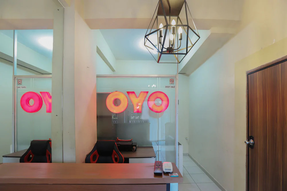 Lauv Room Grand Centerpoint by OYO Rooms