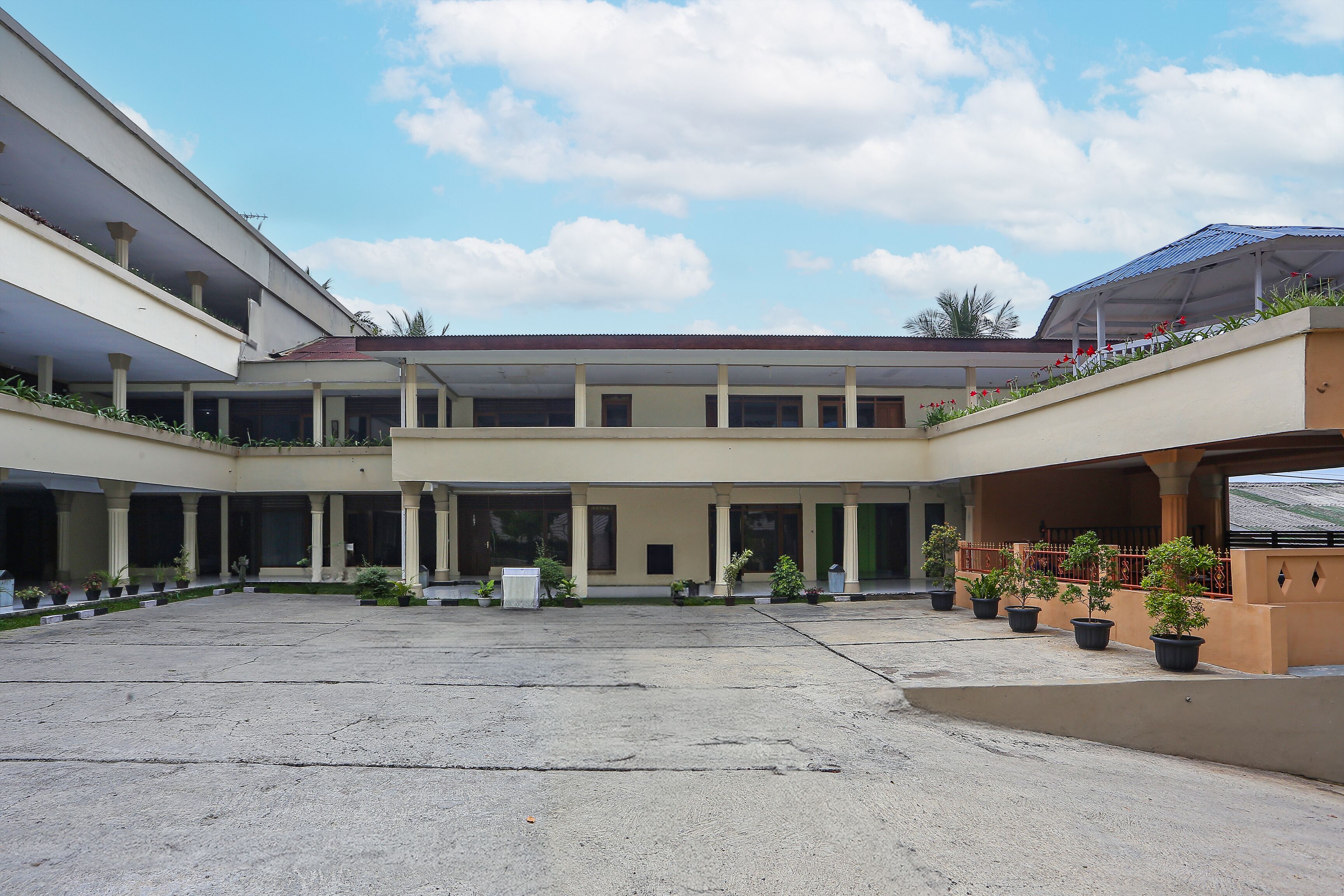 Capital O 93349 Hotel Gondangdia