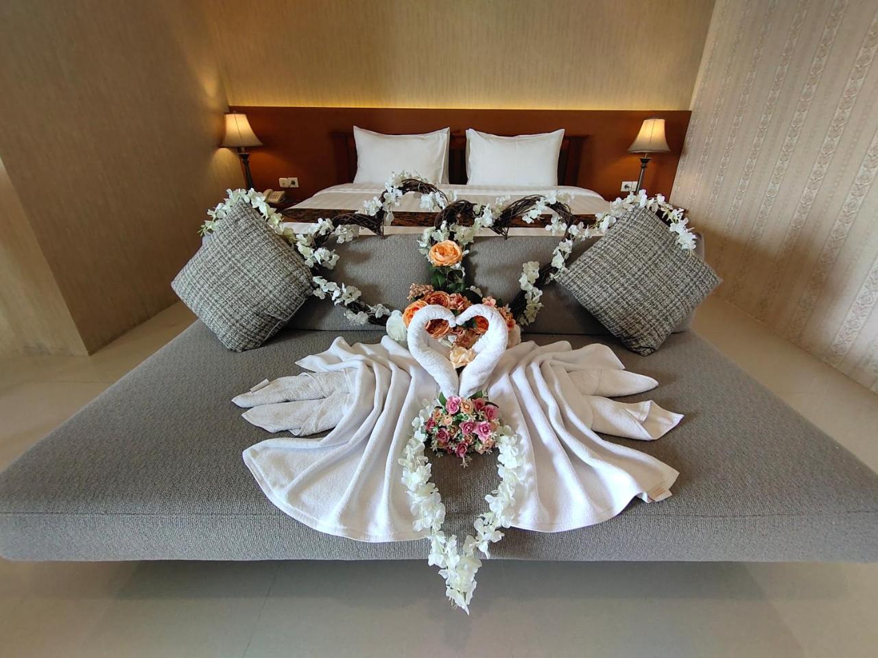 Dreamland Hotel And Lounge