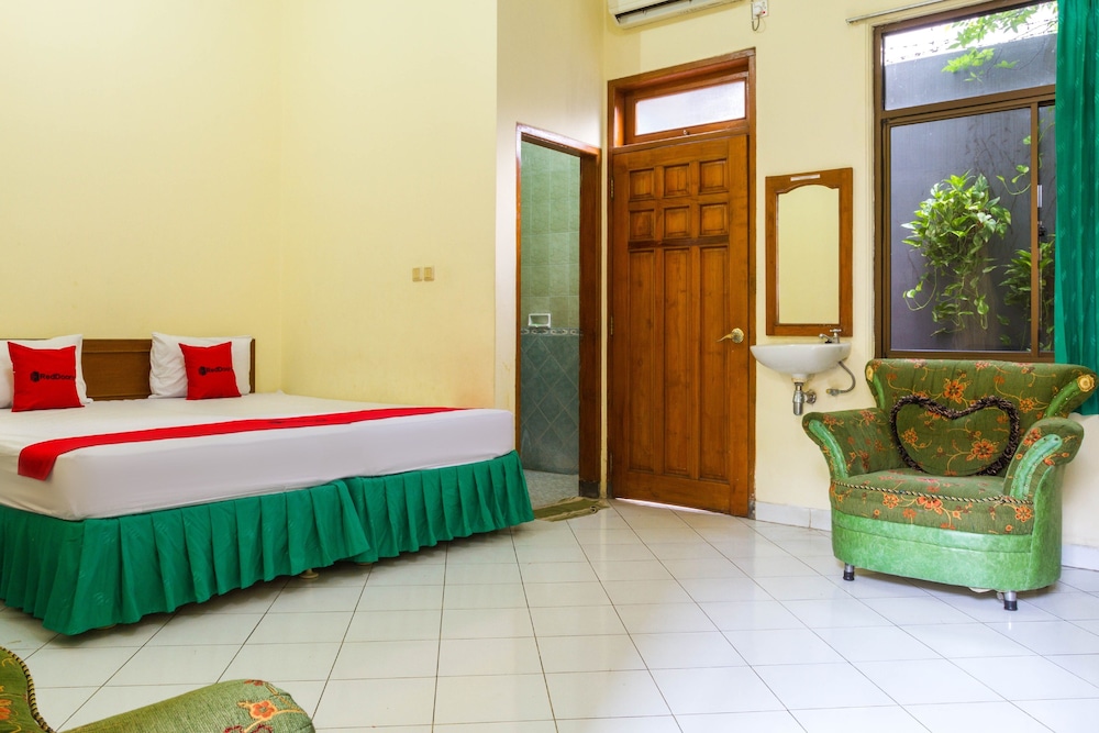 RedDoorz Near Grage City Mall 2