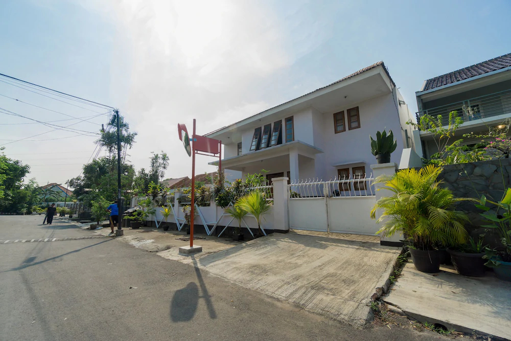 RedDoorz Syariah near PGC Cililitan