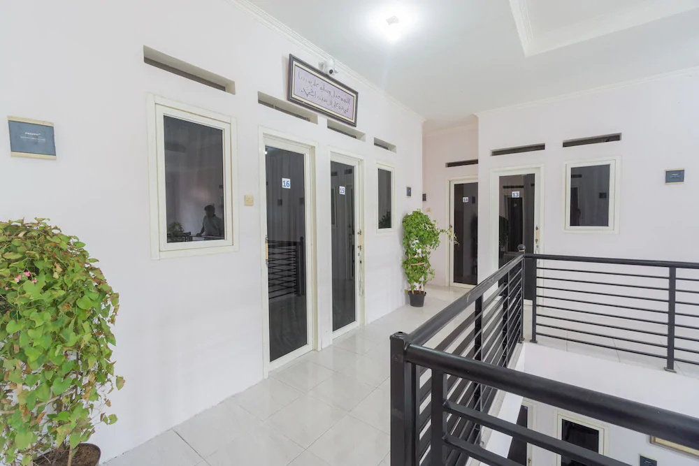 RedDoorz Syariah near PGC Cililitan