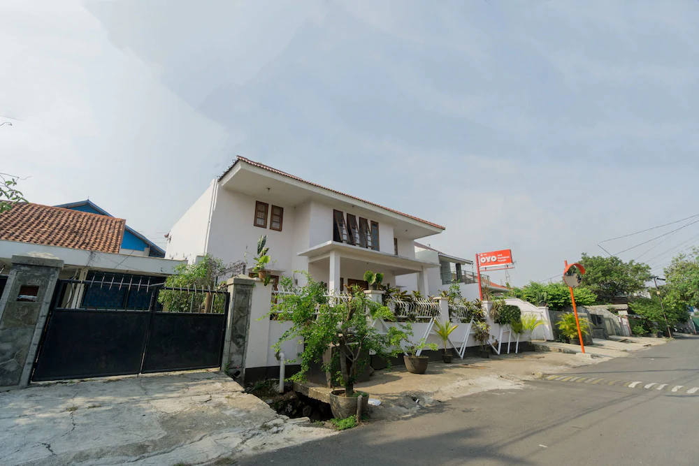 RedDoorz Syariah near PGC Cililitan