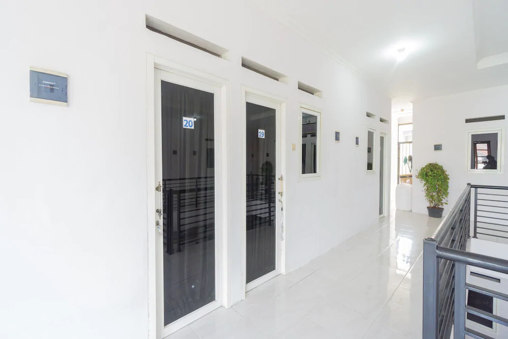 RedDoorz Syariah near PGC Cililitan