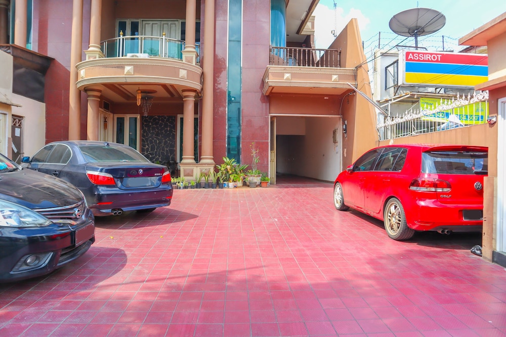 Assirot Residence by OYO Rooms