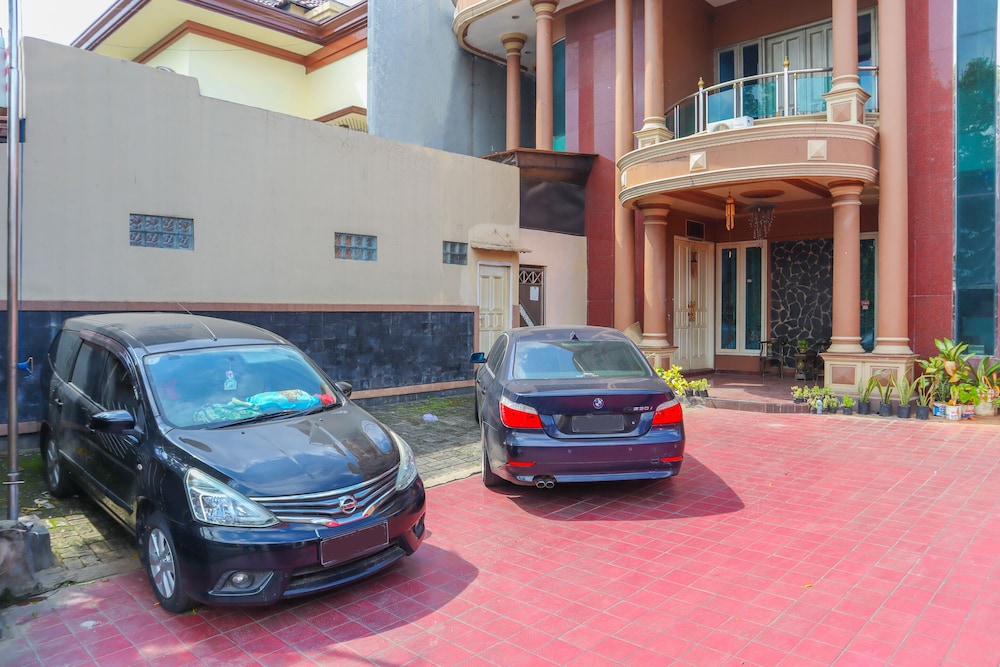 Assirot Residence by OYO Rooms