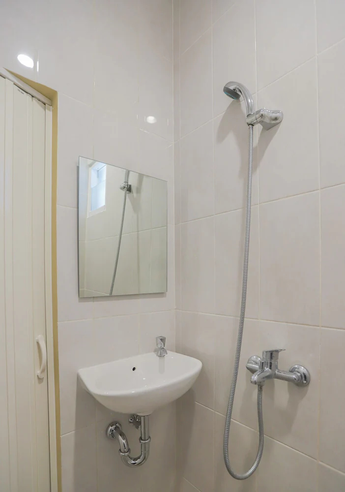 Balcon Biru By OYO Rooms