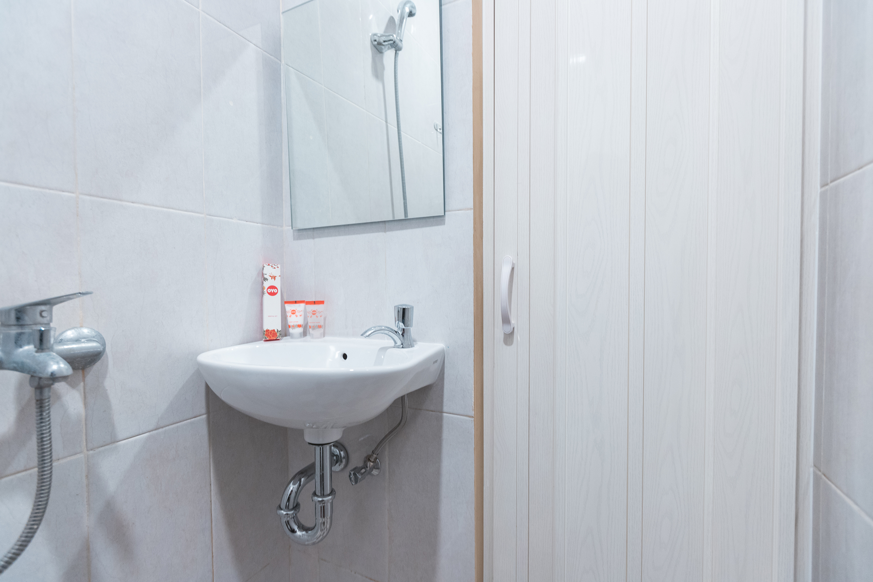 Balcon Biru By OYO Rooms