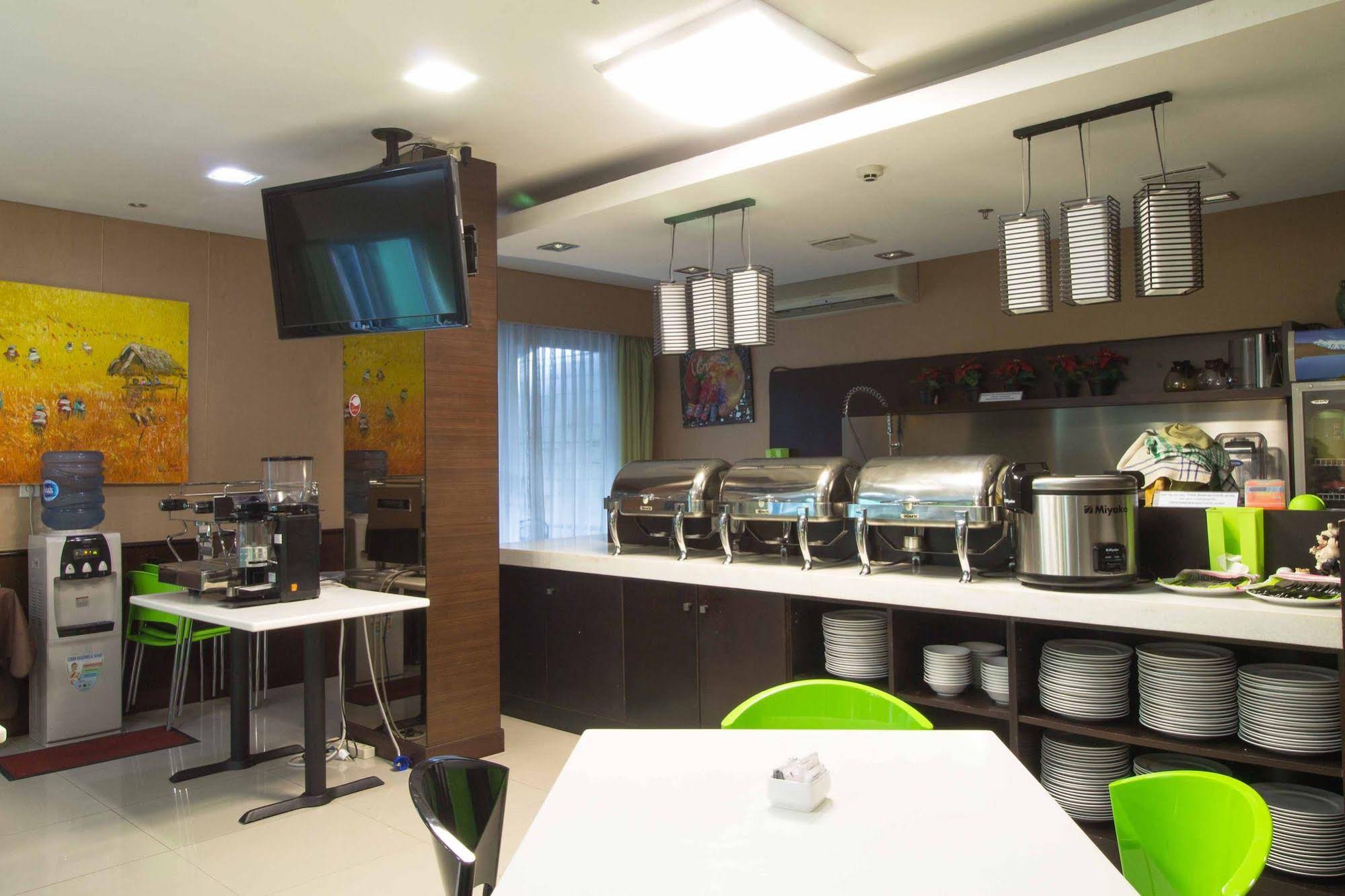 Bamboo Inn Hotel & Cafe by RedDoorz