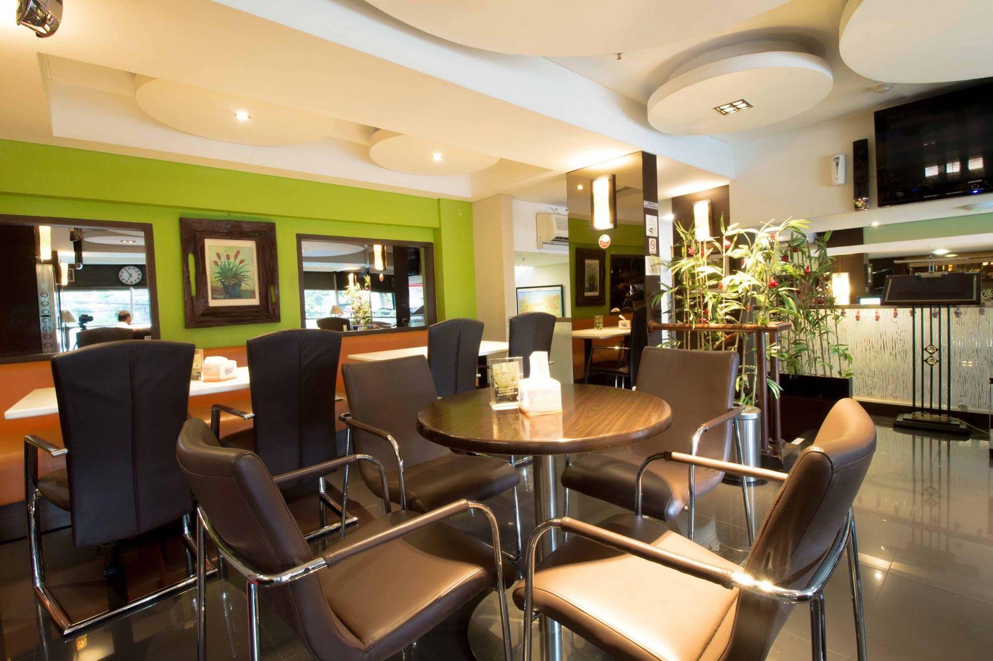 Bamboo Inn Hotel & Cafe by RedDoorz