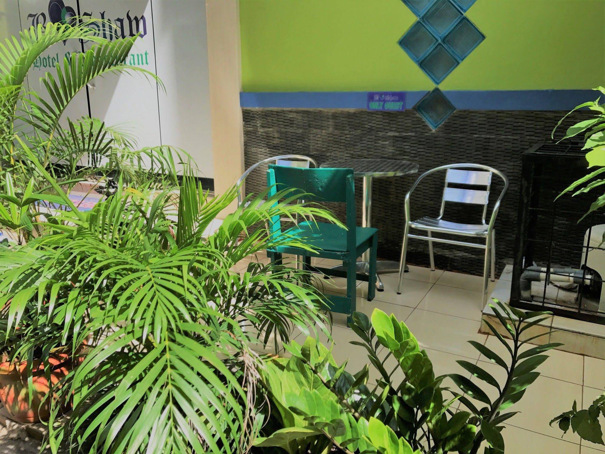 B Shaw Hotel & Restaurant