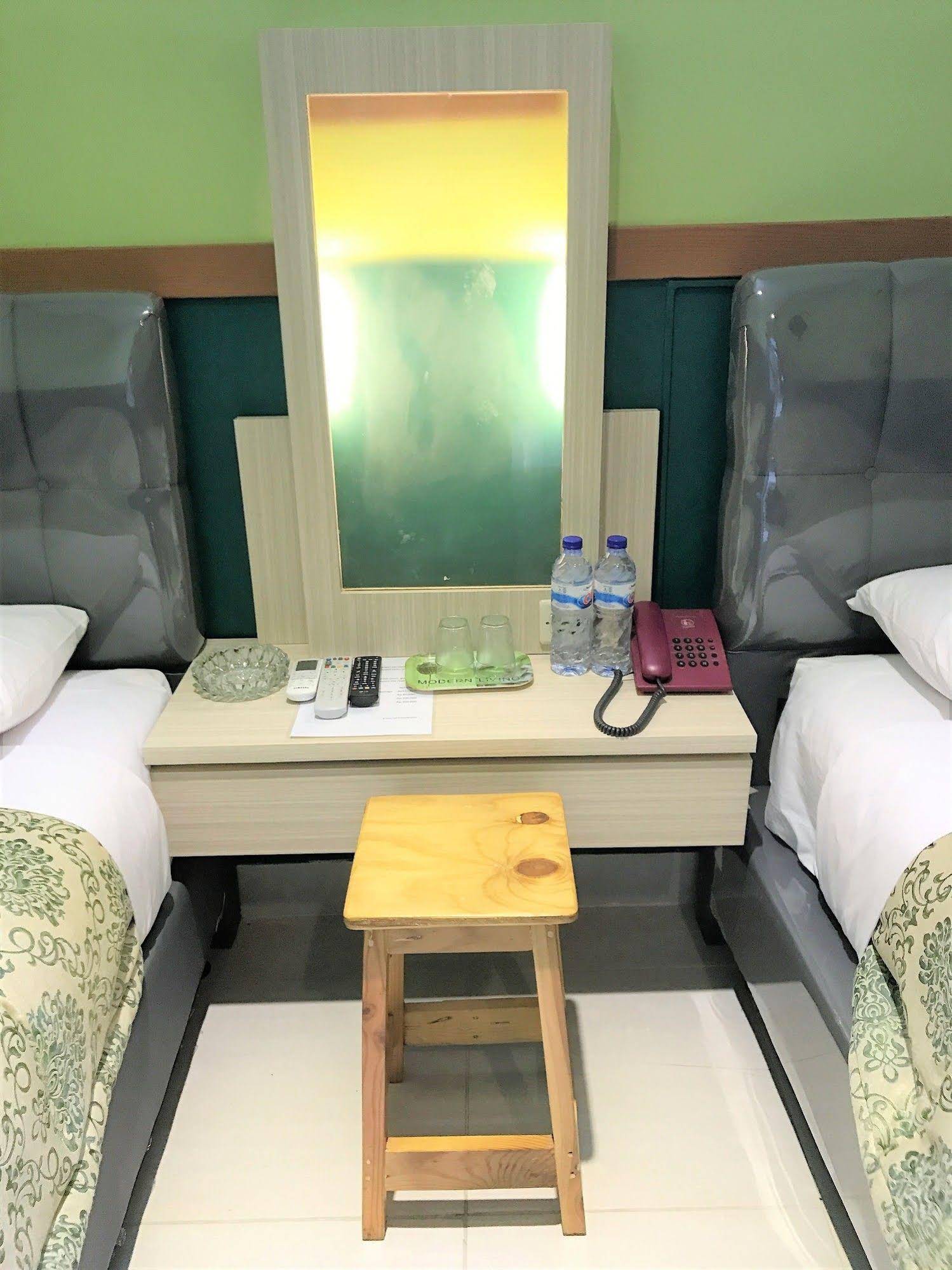 B Shaw Hotel & Restaurant