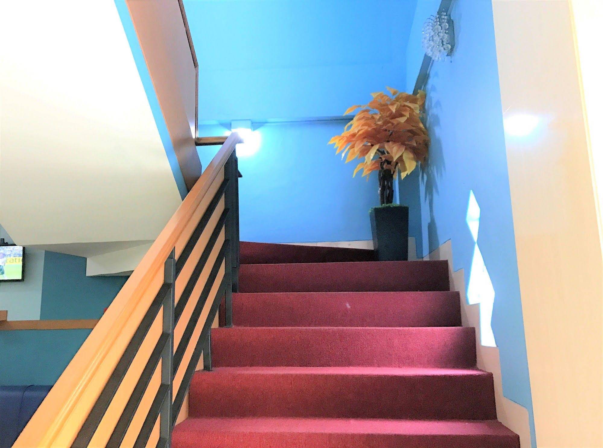 B Shaw Hotel & Restaurant